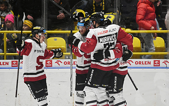 Hokejisté Sparty slaví vst�elenou branku proti Litvínovu.