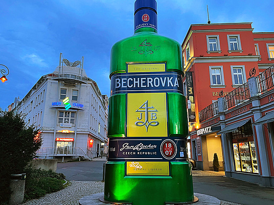 Ob�í pouta� na Náv�t�vnické centrum Becherovky na karlovarské ulici.