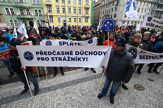 Protest za lepí pracovní a platové podmínky pro policisty i hasie, který...