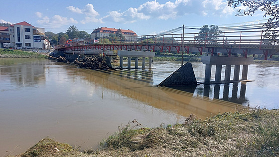 Bourání starého mostu v Napajedlích. P�es zimu bude provizorn� zp�ístupn�ný...