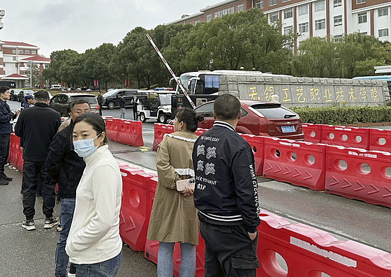 Policejní vozidla a zátarasy p�ed �kolou ve m�st� I-sing, kde vra�dil...