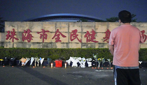 Lidé pokládají kytky ped sportovní stadion v jihoínském mst u-chaj, do...