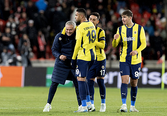 José Mourinho, trenér fotbalist� Fenerbahce, slaví s hrá�i vít�zství na Slavii.