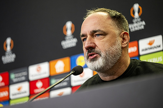 Trenér slávistických fotbalist� Jind�ich Trpi�ovský odpovídá na tiskové...
