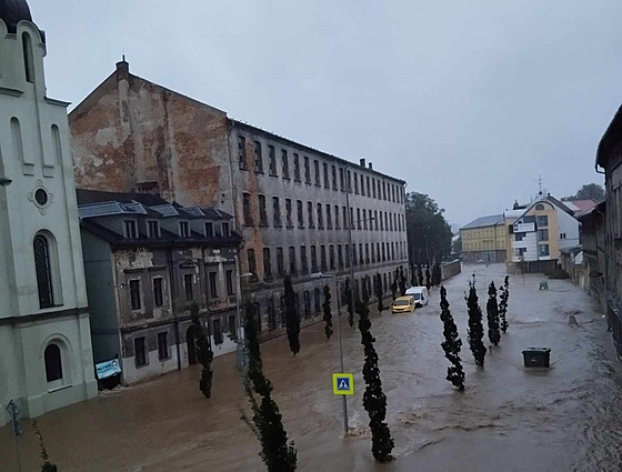 Pohled z bytu Nikoly Braunové na povodovou eku, která tekla ulicemi Krnova....
