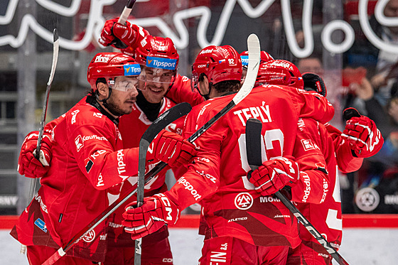 Hokejisté T�ince se radují ze vst�elené branky proti Spart�.