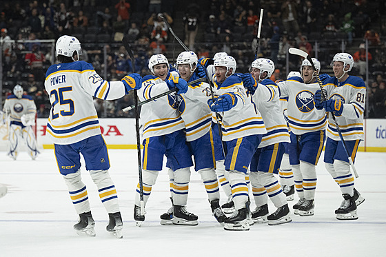 Jak Kulich (t�etí zleva) slaví se spoluhrá�i rozhodující branku v prodlou�ení.