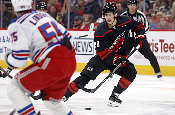 Martin Ne�as vymý�lí co s pukem.