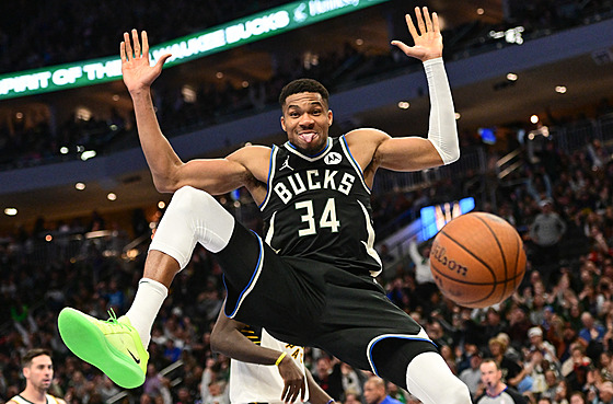 Janis Adetokunbo slaví svoji sme� pohledem do kamery.