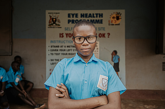 T�ináctiletá Ugan�anka Cleopatra Ahuura u� vidí dob�e. Brýle získala díky...