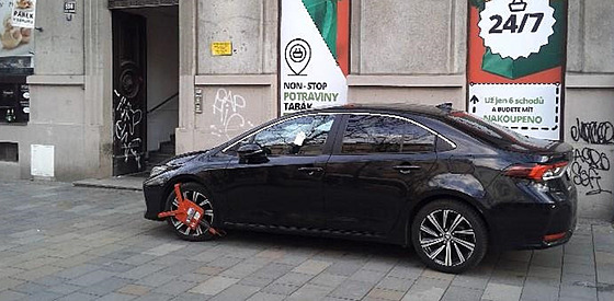 Nkteí idii vjedou s autem kamkoliv, teba i ped dvee samoobsluhy v pí zón v centru Brna. Zábr z ulice Jotova. (ilustraní snímek)