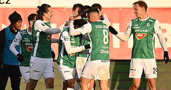 Jablonetí fotbalisté se radují z gólu v ligovém utkání proti Baníku Ostrava.