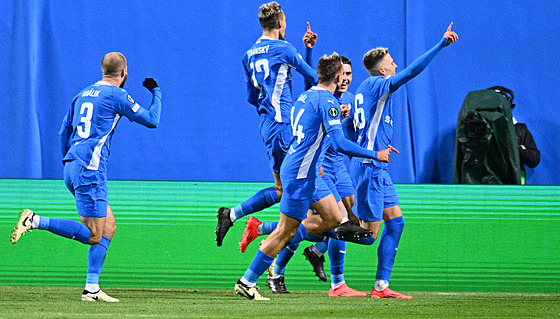 Boleslav�tí fotbalisté se radují z gólu Patrika Vydry (vpravo) v utkání...