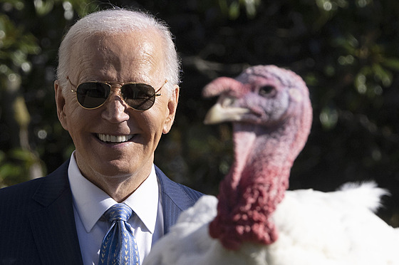 Joe Biden naposledy ve své funkci omilostnil dva krocany, které tak uetil...