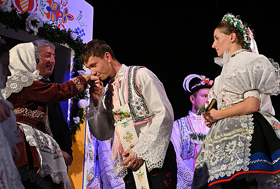 �enich s nev�stou odpro�ují rodi�e za dosavadní provin�ní a d�kují, �e jim...