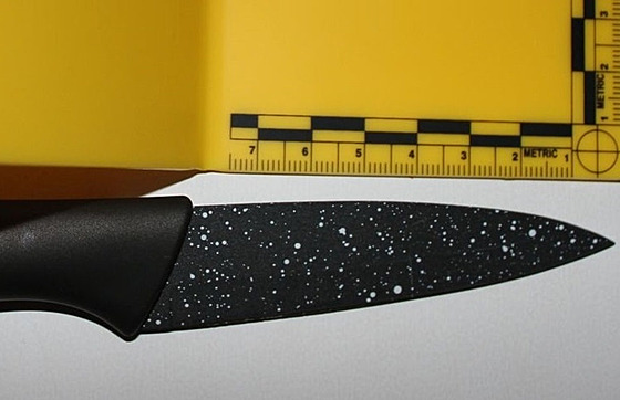 ena mue ohroovala tímto kuchyským noem. Policisté ho zabavili.