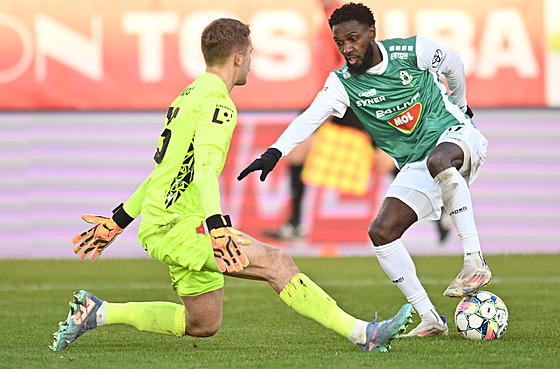 Alexis Alégué z Jablonce se sna�í p�ekonat branká�e Baníku Jakuba Markovi�e.