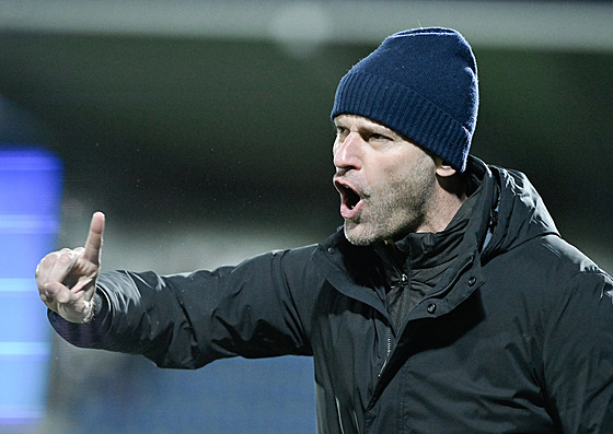 Trenér Slovácka Ond�ej Smetana b�hem zápasu s Mladou Boleslaví.