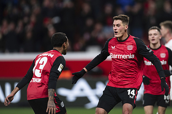 Patrik Schick z Bayeru Leverkusen se raduje ze vsteleného gólu.