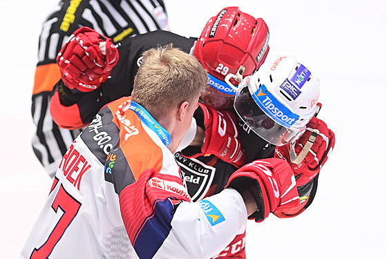 Michal Hrádek z Pardubic se rve s Petrem Kalinou z Hradce Králové.