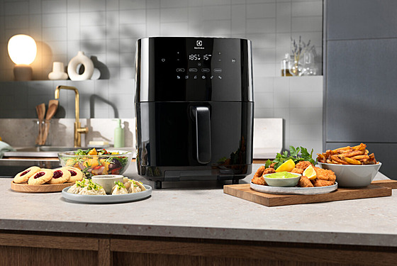 Fritéza má deset pednastavených program, které staí spustit zmáknutím na...