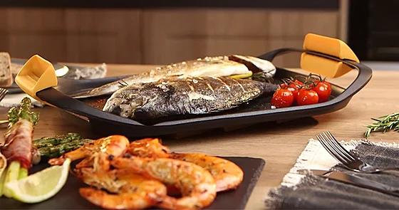 Na pánvi s odnímatelnými silikonovými úchyty lze jídlo i servírovat.