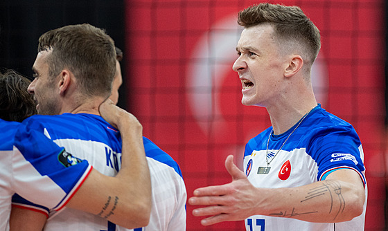 Marek otola (vpravo) z Halkbanku Ankara v utkání s s eskými Budjovicemi.