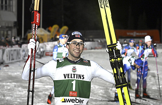 Norský sdruená Jarl Magnus Riiber se raduje z triumfu v závod Svtového...