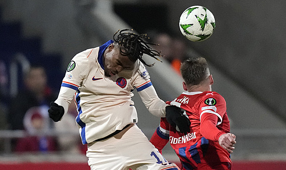 Carney Chukwuemeka (vpravo) z Chelsea hlavi�kuje v utkání s Heidenheimem.