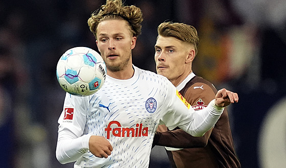 Fiete Arp (vlevo) z Kielu v souboji s Ericem Smithem ze St. Pauli.