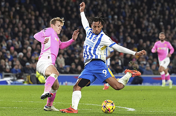 Flynn Downes (vlevo) ze Southamptonu se sna�í zabránit ve st�ele Joaovi Pedrovi...