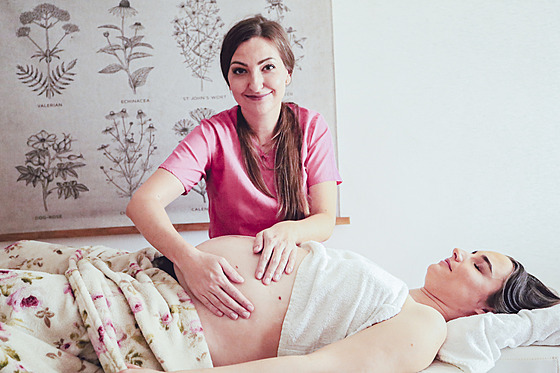 Porodní asistentka Tereza Lerch Davídková pomáhá �enám s po�etím a provází je...