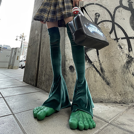 Neochotn� musíme uznat, �e zakomponované ve vhodném outfitu mají bigfootí boty...