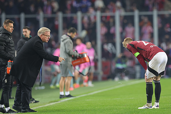 Spar�anský kou� Lars Friis v komunikaci s kapitánem Filipem Panákem b�hem...