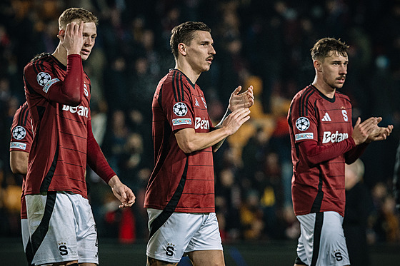 Zklamaní spar�an�tí fotbalisté po debaklu s Atlétikem Madrid.