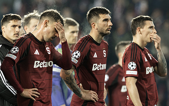 Zklamaní sparantí fotbalisté po debaklu s Atlétikem Madrid.