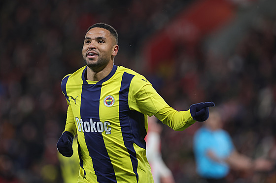 Útoník Fenerbahce Júsuf Nasírí slaví gól do sít Slavie.