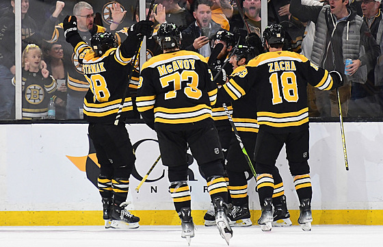David Pastrák (88), Charlie McAvoy (73) nebo Pavel Zacha (18) z Bostonu slaví...