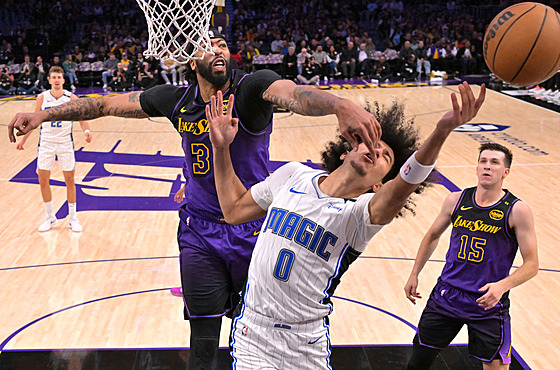 Anthony Davis (3) z Los Angeles Lakers blokuje Anthonyho Blacka z Orlando Magic.