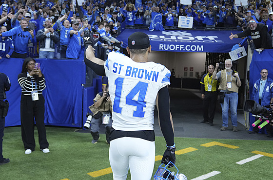 Amon-Ra St. Brown zdraví fnou�ky Detroit Lions.