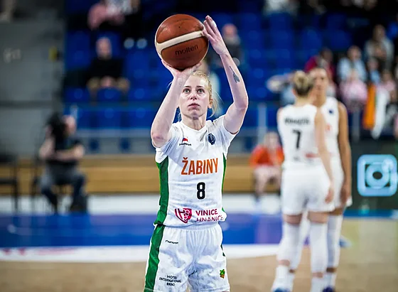 Petra Záplatová ze �abin Brno p�i trestném hodu