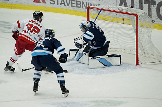 Jakub Orsava z Olomouce stílí gól. Vpravo branká Daniel Král z Liberce.
