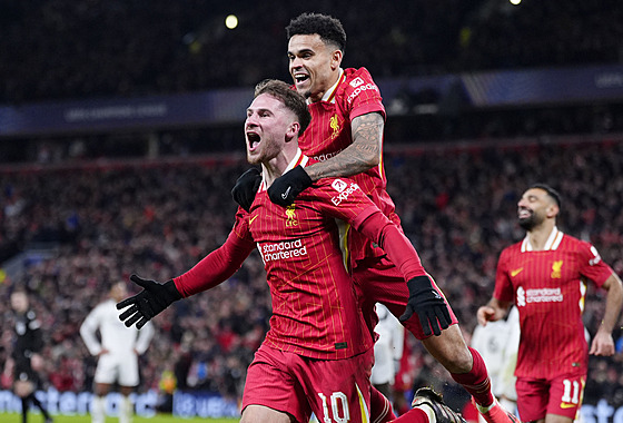 Alexis Mac Allister a Luis Diaz slaví gól Liverpoolu.