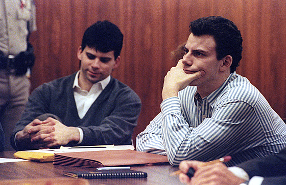 Erik Menendez (vpravo) a jeho bratr Lyle v roce 1991 poslouchají vyjádení...