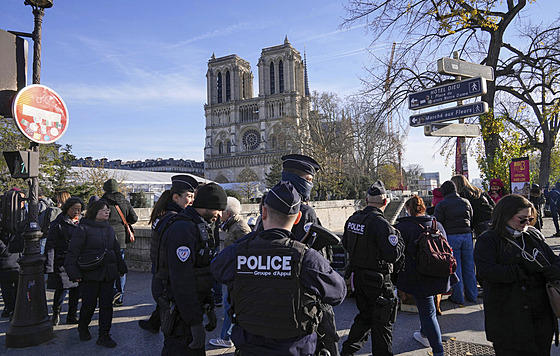 Policie hlídá katedrálu Notre-Dame v Pa�í�i, kterou p�ijel nav�tívit prezident...