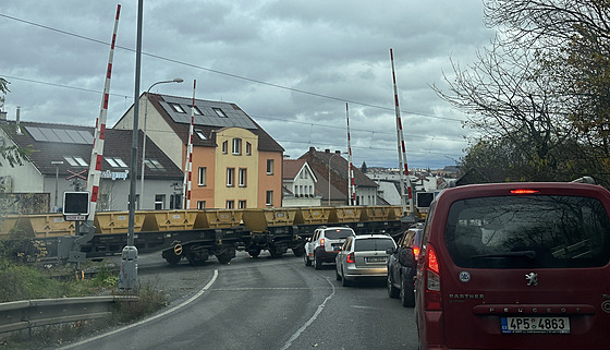 Závory naho�e a výstra�ná sv�tla neblikají. P�esto vlak m��e jet. N�které...