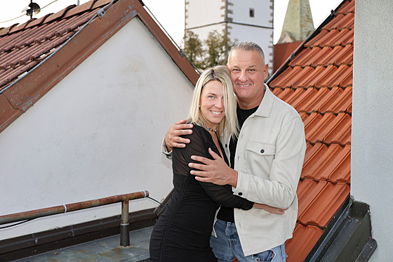 Zp�vák je momentáln� ��astný s p�ítelkyní Oli.