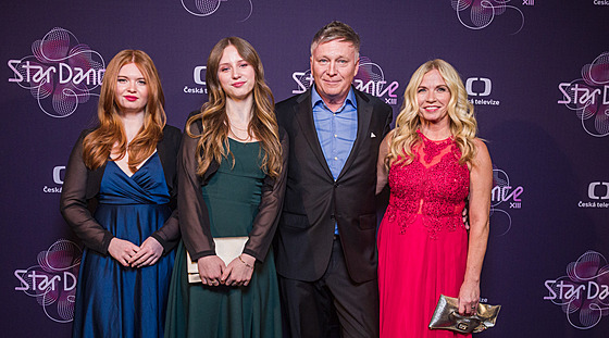 Michal Dlouhý s manelkou Zuzanou a dcerami Karolínou a Annou na StarDance XIII...