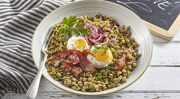 Čočka na kyselo s vejcem a slaninou