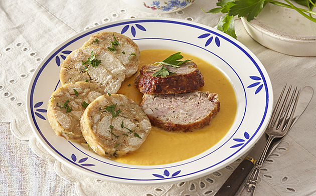 Svíčková omáčka se sekanou: Recept s kořenovou zeleninou a smetanou